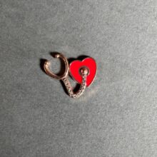 پین فلزی قلب و استتوسکوپ رزگلد