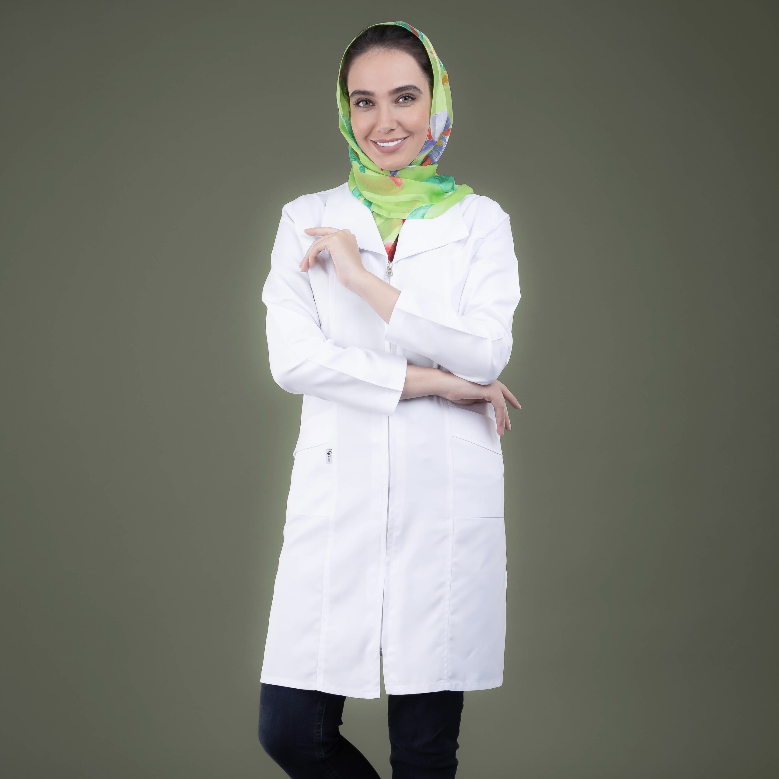 روپوش پزشکی زنانه زیپ‌دار یقه آرشال سفید