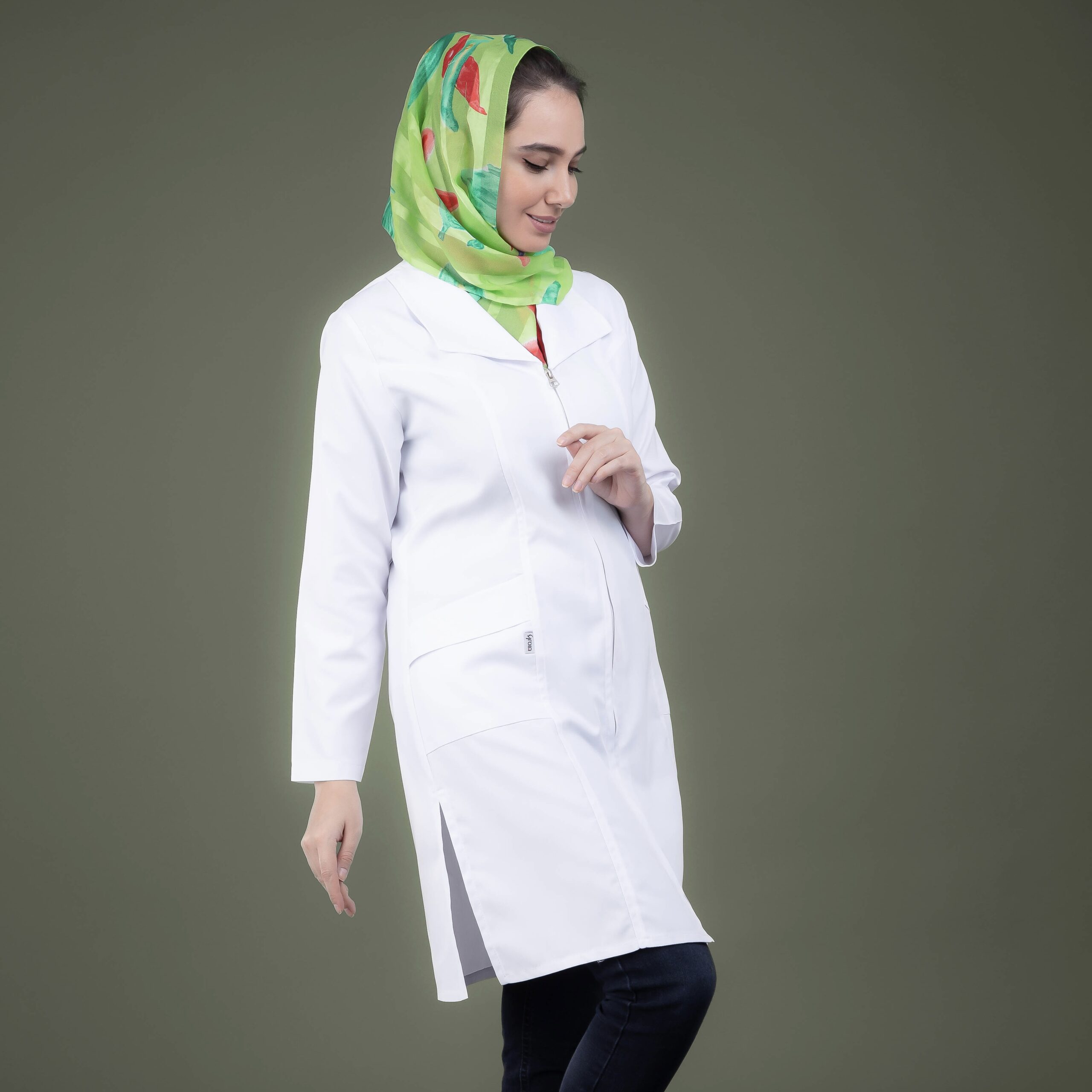 روپوش پزشکی زنانه زیپ‌دار یقه آرشال سفید