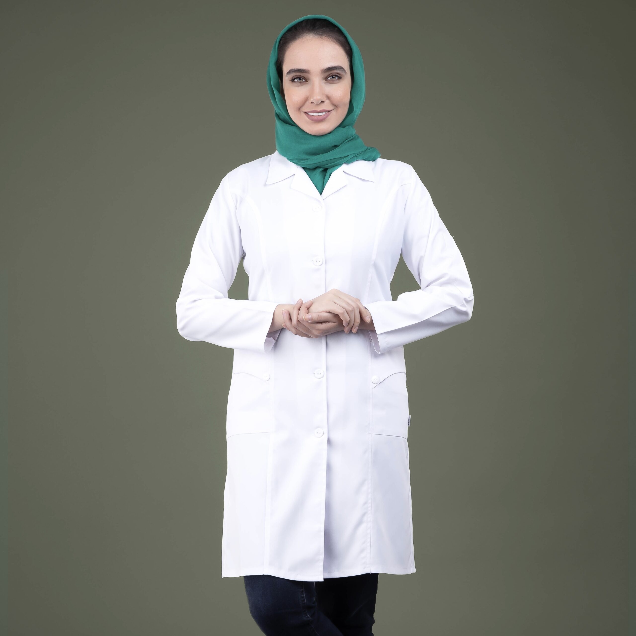 روپوش پزشکی سفید زنانه مدل جیب موبایل روپوش پزشکی سفید زنانه مدل جیب موبایل
