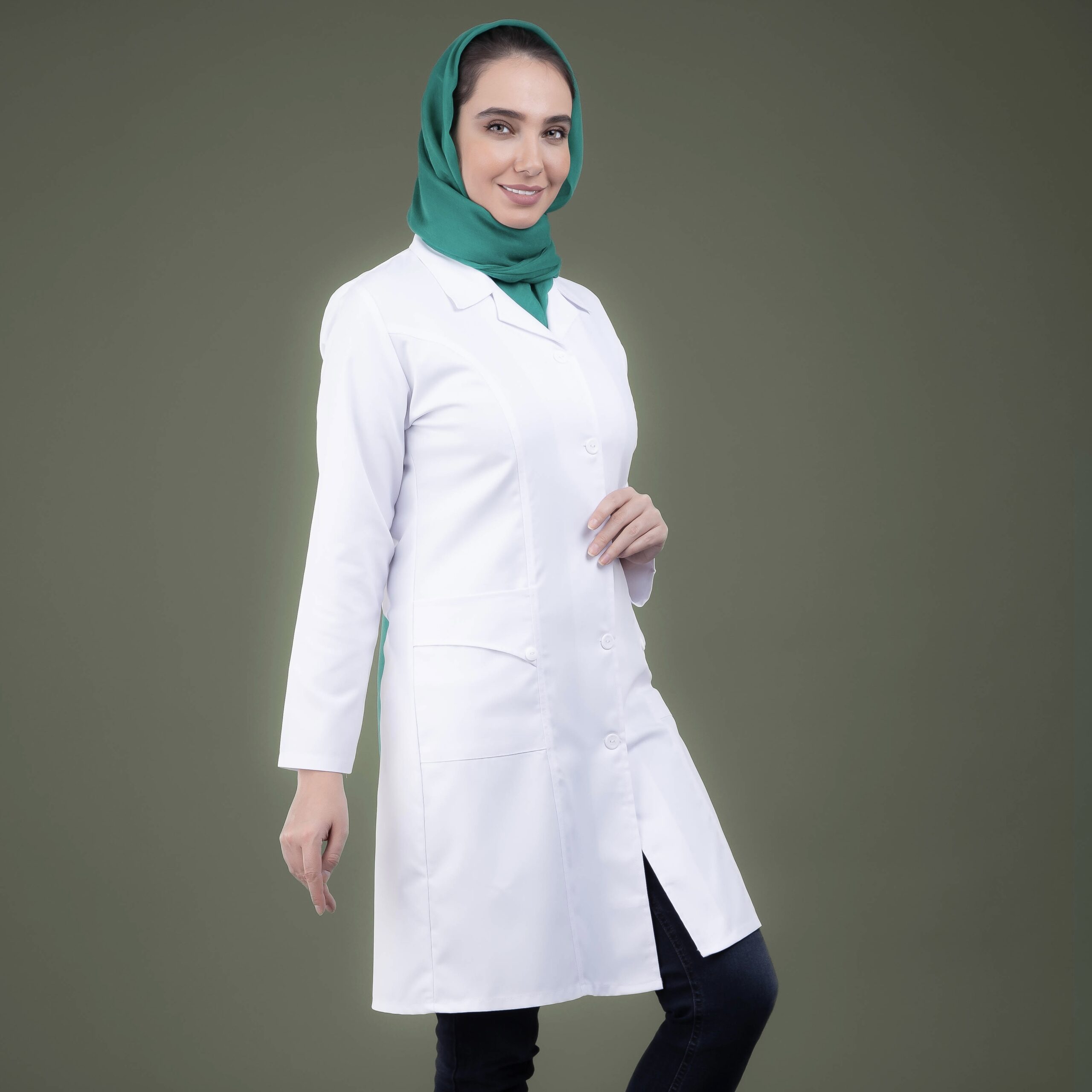 روپوش پزشکی سفید زنانه مدل جیب موبایل